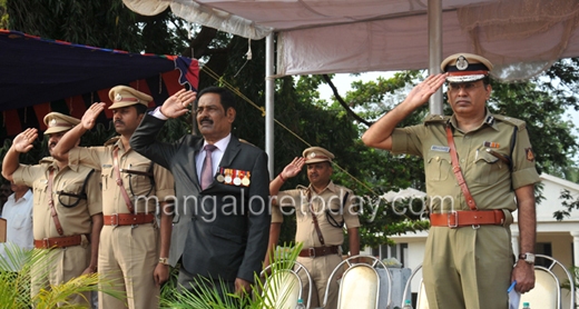 Police flage d...